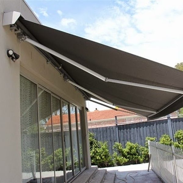 custo-para-fazer-toldo-retratil-com-braco-articulado-min
